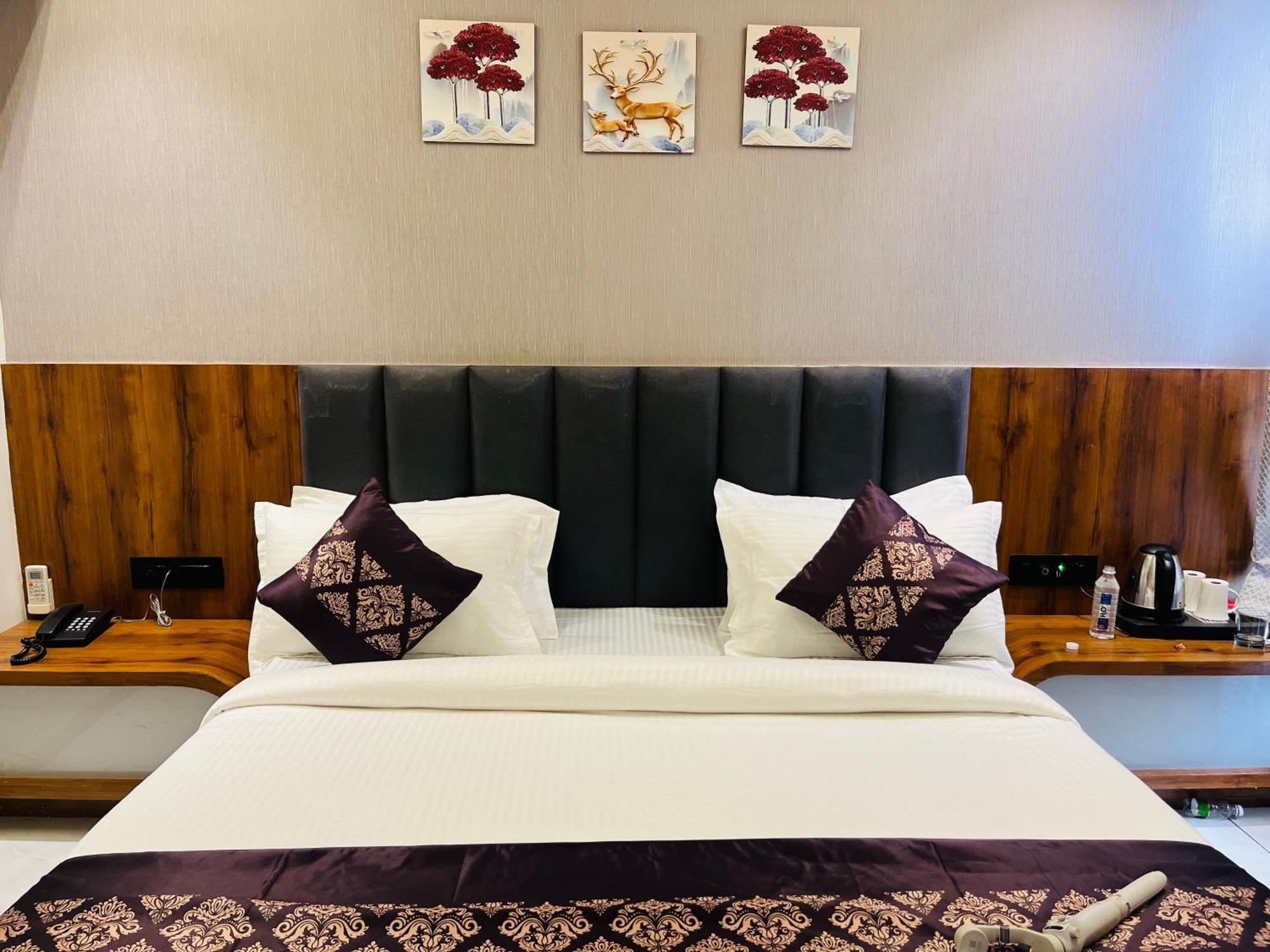 Hotel Royal Empire Gandhinagar Exterior photo