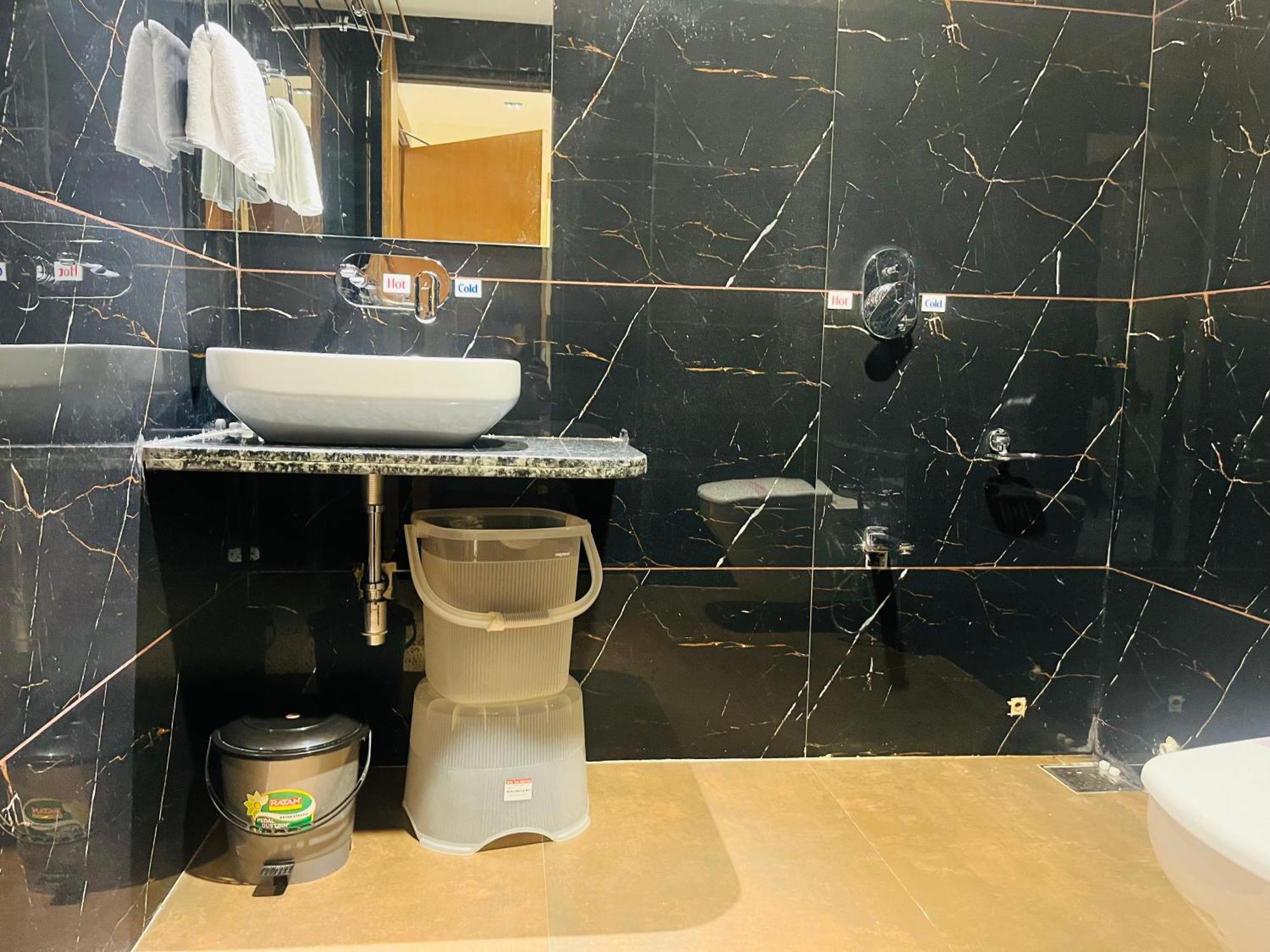 Hotel Royal Empire Gandhinagar Exterior photo