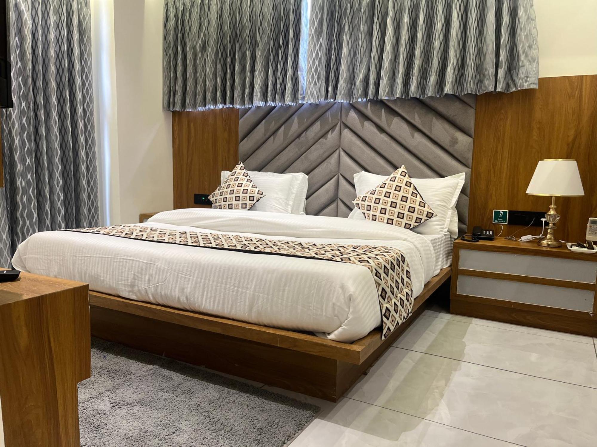 Hotel Royal Empire Gandhinagar Exterior photo