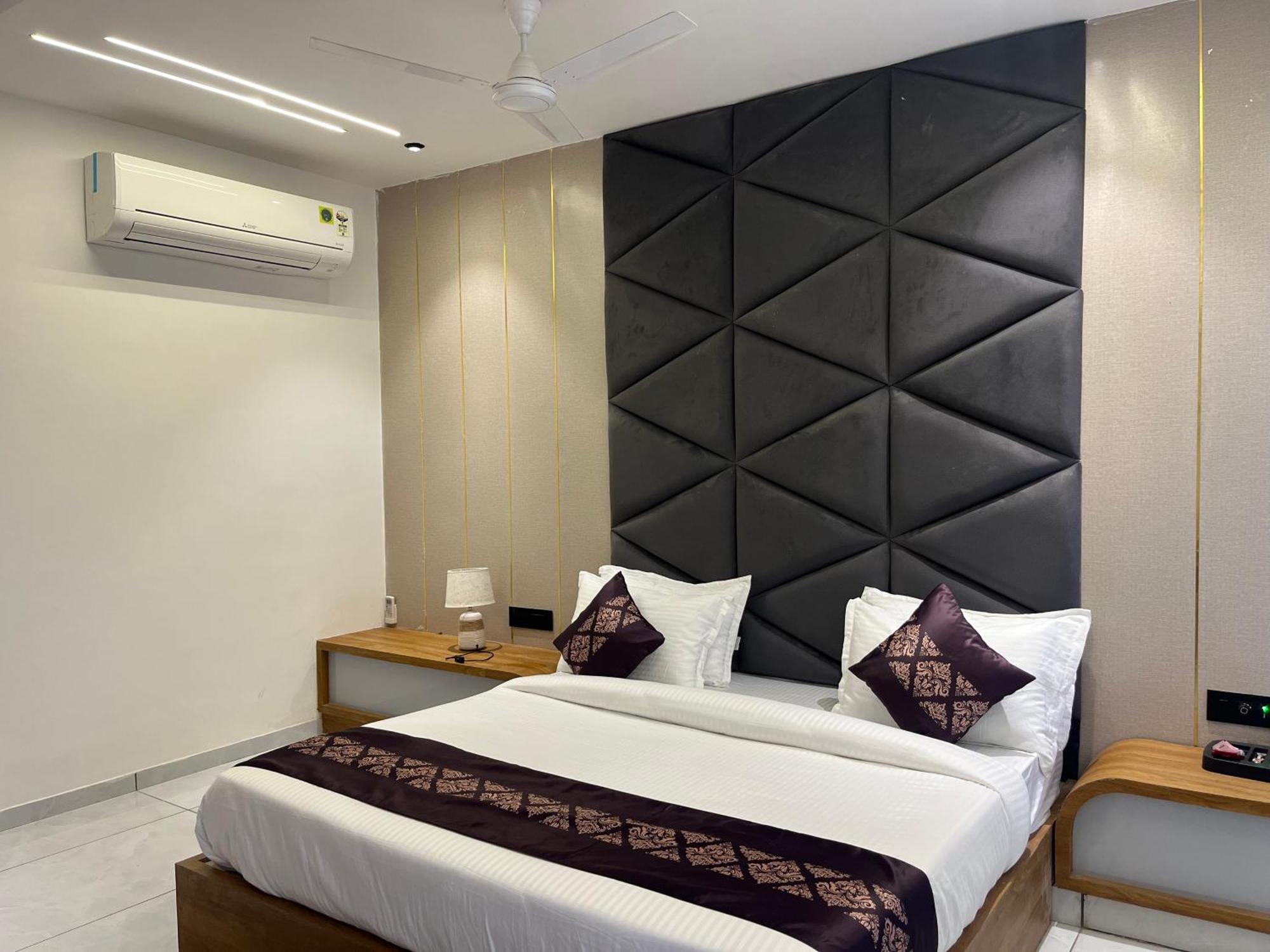 Hotel Royal Empire Gandhinagar Exterior photo